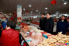 宝细心察看蔬菜、肉类等平易近生商品供应环境