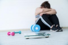 仍有将违法添加到相关食物中包拆成所谓的“特