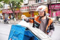 <b>仁怀市市场监视办理局工做人员向商户发放印有</b>